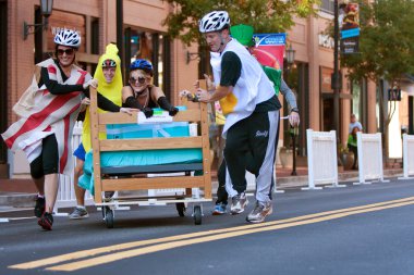 yarışçılar yatak tek yatak yarışta iterek ederken gülmek