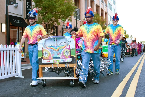 yarışçılar onların yatak döşek yarıştan önce geçit töreni.