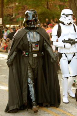 Darth vader ve stormtrooper Cadılar Bayramı geçit töreninde yürümek