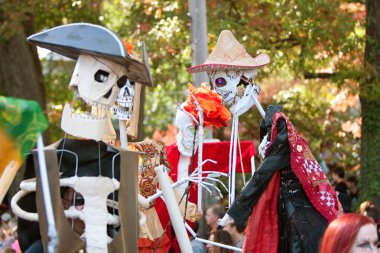 iskelet Puppeteerler gerçekleştirin Atlanta'da Cadılar Bayramı geçit töreni
