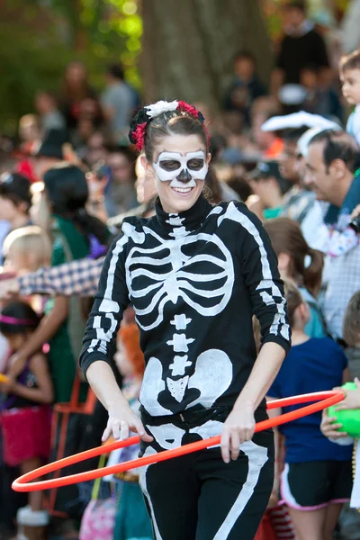 Vrouwelijke skelet doet hoelahoep op halloween parade — Stockfoto