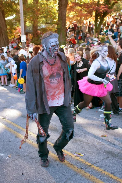 Masculino zombie caminhadas no halloween desfile — Fotografia de Stock