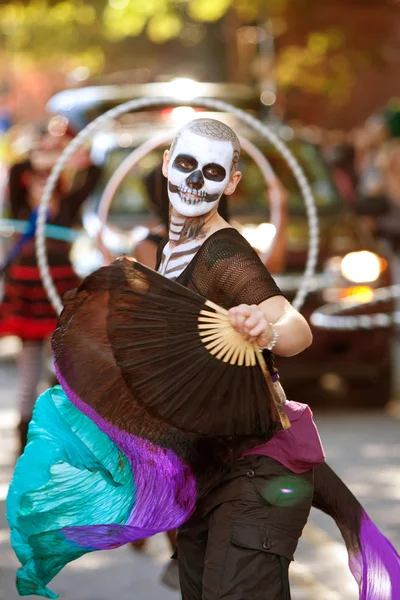 Zombie fan danser voert in halloween parade — Stockfoto