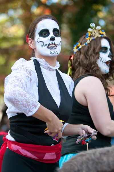 Zombie-Frau wirft bei Halloween-Parade Süßigkeiten in Menschenmenge — Stockfoto