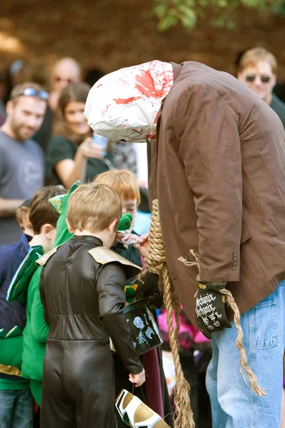 Eng monster geeft snoep in halloween parade — Stockfoto