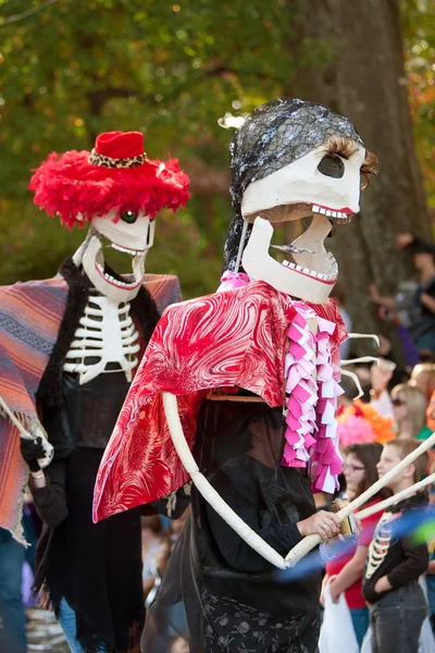 Skeleton poppenspelers in halloween parade — Stockfoto