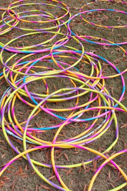 form dairesel desenler çimenlerin üzerinde parlak renkli hula hoops