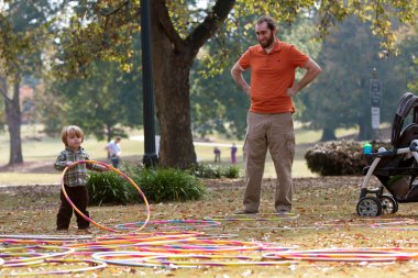 babası ile hula hoops play yürümeye başlayan oğlu saatler
