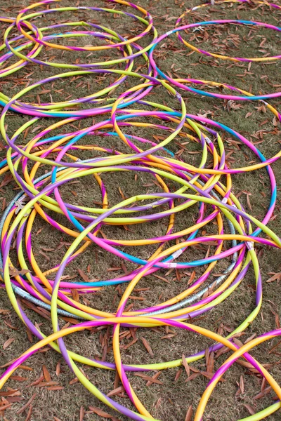 Brillantemente colorato Hula Hoops forma modelli circolari su erba — Foto Stock