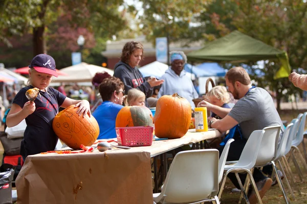 aileler ve çocuklar halloween balkabağı oymak