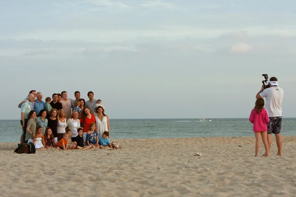 Groot gezin vormt voor foto op strand in de schemering — Stockfoto