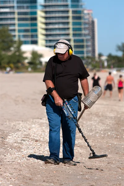 金属探知器を持つ男の櫛ビーチ — ストック写真