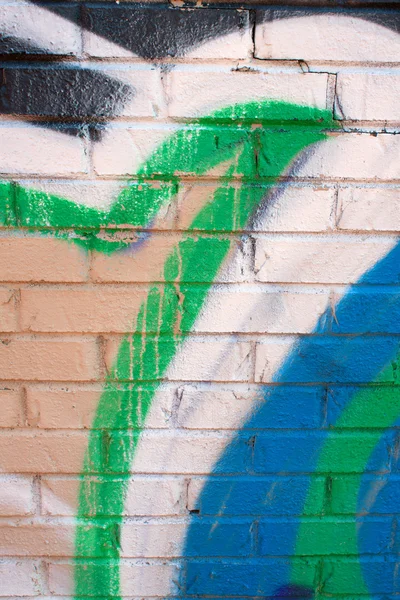 Kolorowe graffiti obejmuje mur z cegły — Zdjęcie stockowe