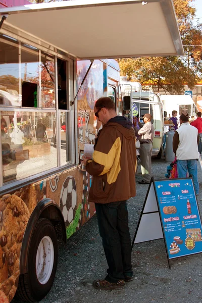 L'homme attend en ligne pour les fournisseurs de camions alimentaires — Photo