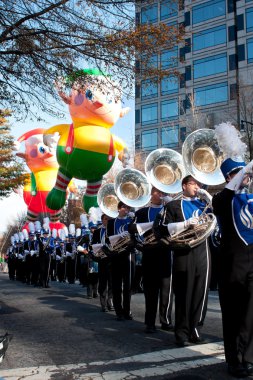 Yürüyüş bandosu çalıyor Atlanta'da christmas parade