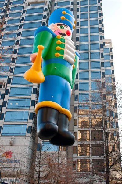 Speelgoed soldaat ballon beweegt door middel van atlanta christmas parade — Stockfoto