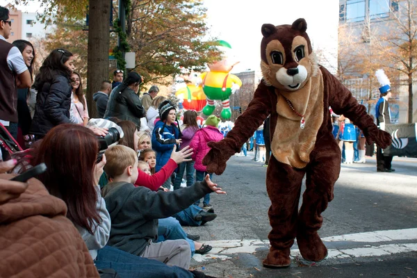 Chipmunk personaggio intrattiene folla ad Atlanta parata di Natale — Foto Stock