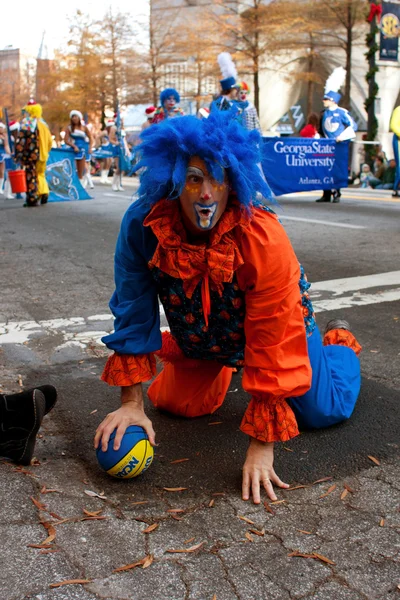 Clown agisce sciocco ad Atlanta parata di Natale — Foto Stock