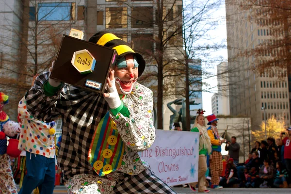 Clown mokken voor camera in atlanta christmas parade — Stockfoto