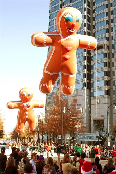 Gingerbread man ballonnen zweven door atlanta christmas parade — Stockfoto