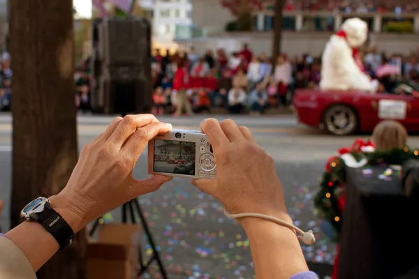 Cámara de apuntar y disparar captura momentos del desfile de Navidad — Foto de Stock