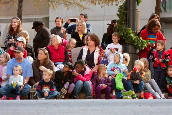 Toeschouwers kijken atlanta christmas parade — Stockfoto