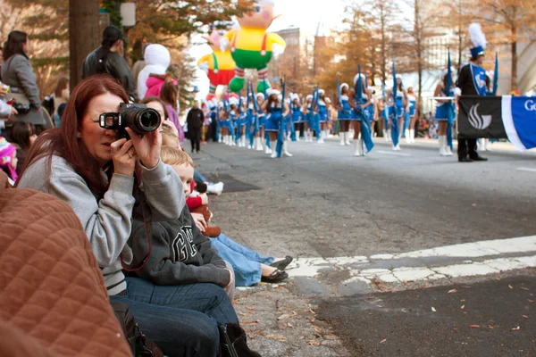 Diváci sledovat atlanta vánoční přehlídka — Stock fotografie