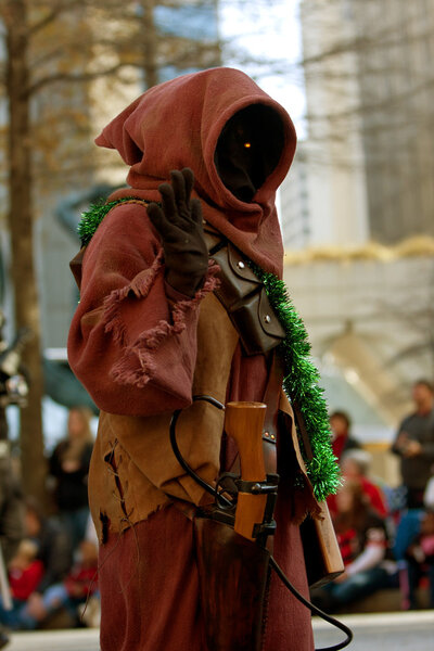 Персонаж "Звездных войн" Джава гуляет на Рождество в Атланте
