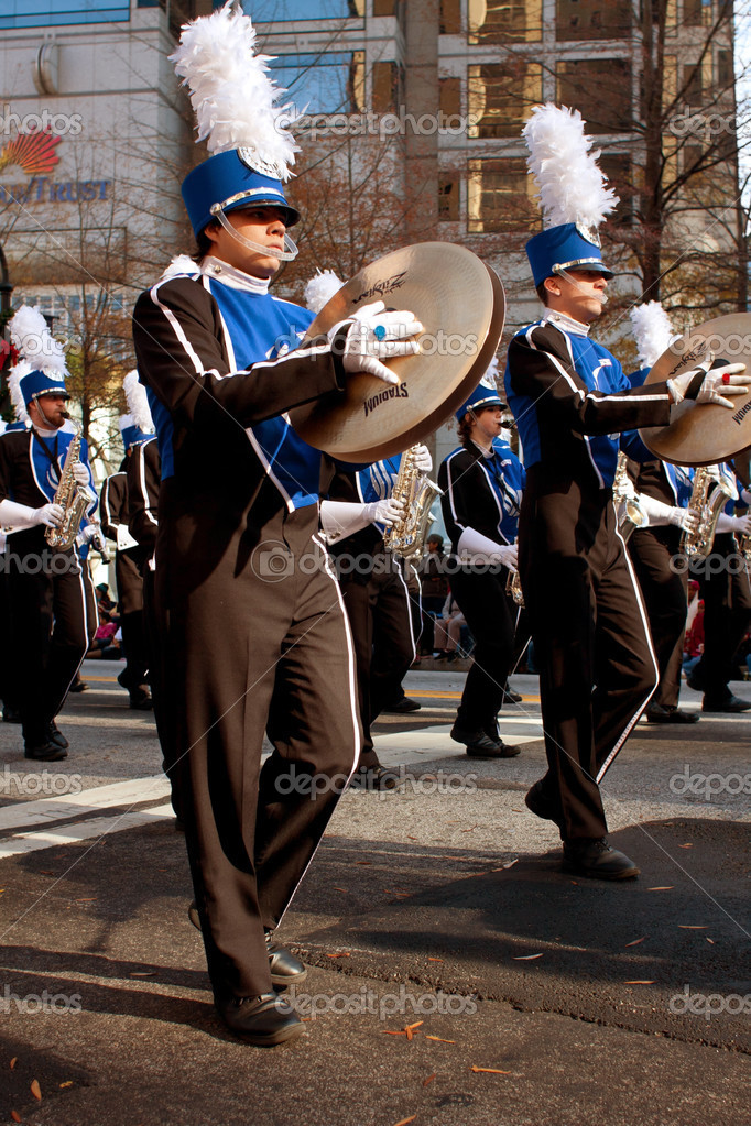 marching band becken spieler führen in atlanta christmas parade atlanta christmas musical