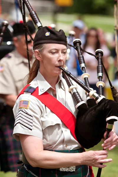 Vrouw speelt de doedelzak op Lentefestival — Stockfoto