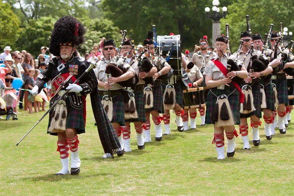 Bagpipes Band marcha y toca en el Festival de Primavera — Foto de Stock