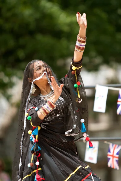 Female Indian Dancer Performs At Spring Festival — Stock Photo, Image