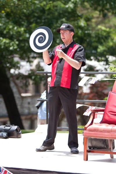 Magician Performs Visual Illusion At Spring Festival — Stock Photo, Image