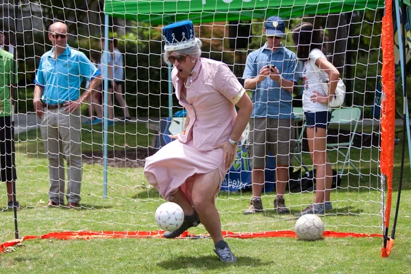 Uomo vestito come la regina Elisabetta gioca portiere di calcio al Festival — Foto Stock