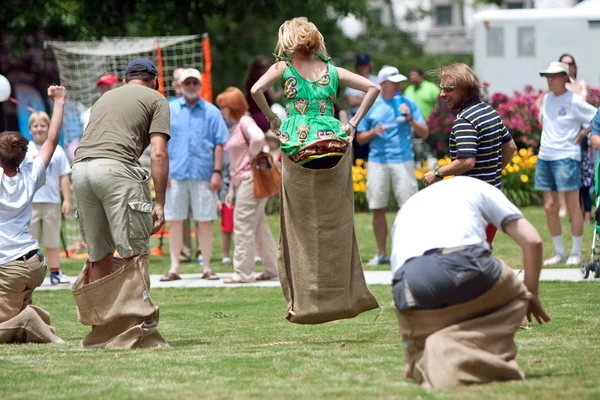 Skok v pytli závodě na jarní festival — Stock fotografie