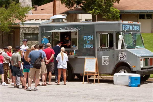 Espere na fila em peixes e batatas fritas Food Truck Fotos De Bancos De Imagens