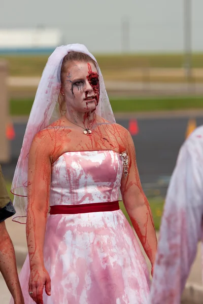 Bloody Zombie Bride Walks In 5K Race — Stock Photo, Image