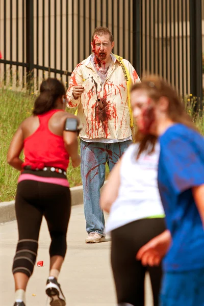 Zombies Menace Runners In Atlanta 5K Race — Stock Photo, Image