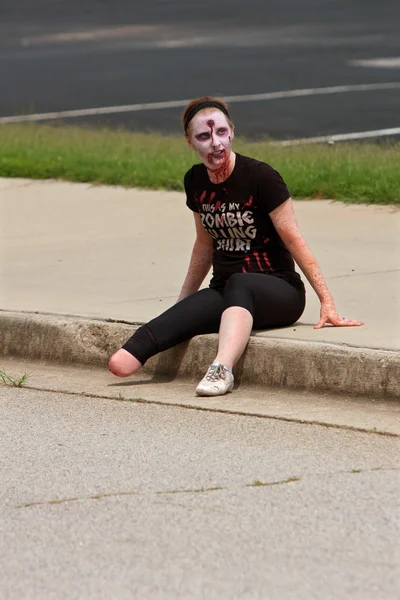 Enbenta kvinnliga zombie väntar löpare i udda 5k ras — Stockfoto