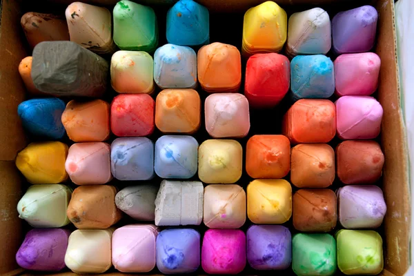 Caixa de giz colorido para a criação de arte calçada — Fotografia de Stock