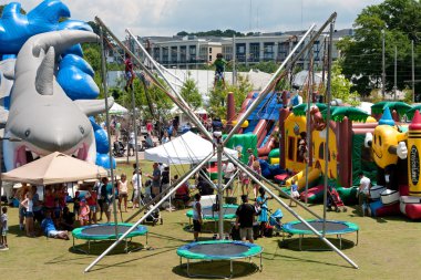 çocuklar bungee jumping yaz Sanat Festivali trampolines üzerinde