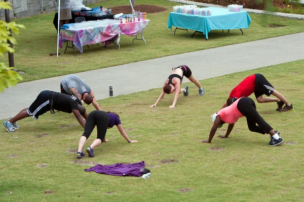 Stretch après entraînement de camp d'entraînement de forme physique — Photo