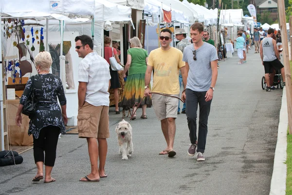 Paseo y tienda en el Festival de Artes de Verano — Foto de Stock