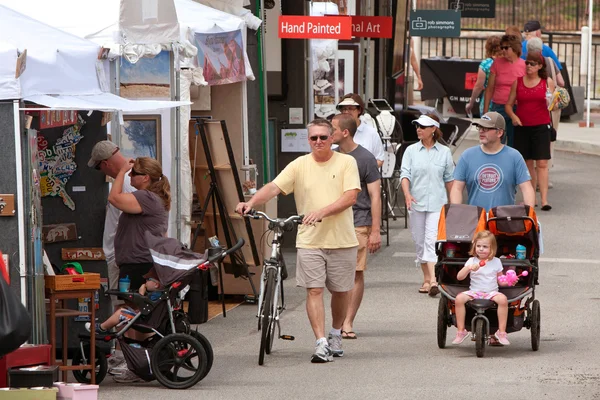 Chodzić, wygląd i sklep w lecie arts festival — Zdjęcie stockowe