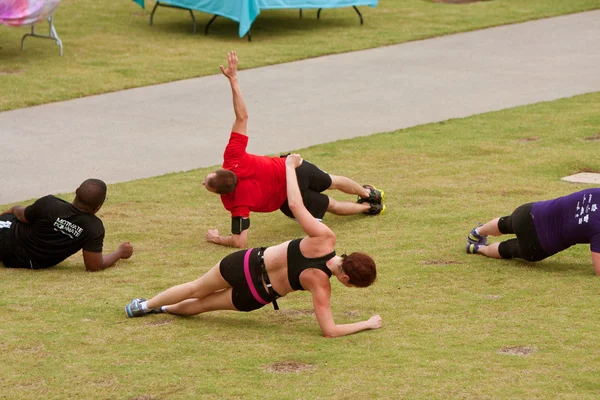 Hacer ejercicio sobre hierba en el campamento de entrenamiento de fitness —  Fotos de Stock