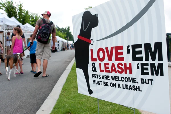 Firmar en el Festival requiere que los perros estén atados — Foto de Stock