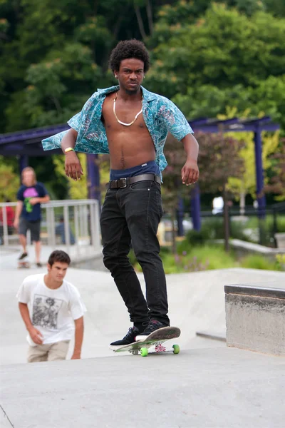 Prácticas para adolescentes Skateboarding en Skateboard Park —  Fotos de Stock