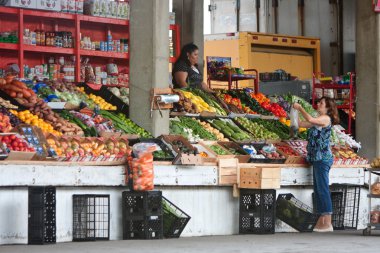 kadın çiftçilerin Market ürün satın alır.