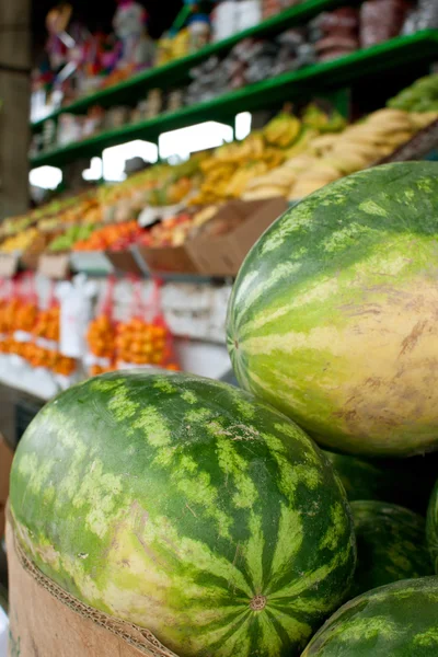 Sandías y otras frutas en exhibición en el mercado de agricultores —  Fotos de Stock