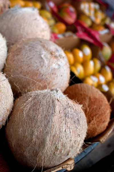 Noix de coco et autres fruits exposés au marché fermier — Photo